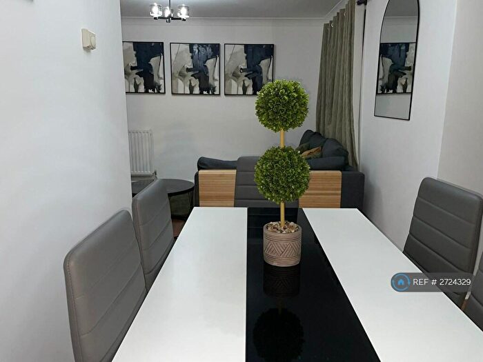 2 Bedroom Flat To Rent In West Lodge, London, E16