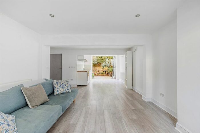 3 Bedroom Maisonette To Rent In Goldhawk Road, London, W12