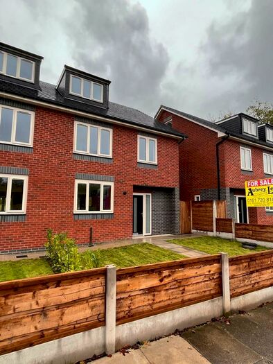 4 Bedroom Semi-Detached House For Sale In Lincoln Court, Middleton, M24