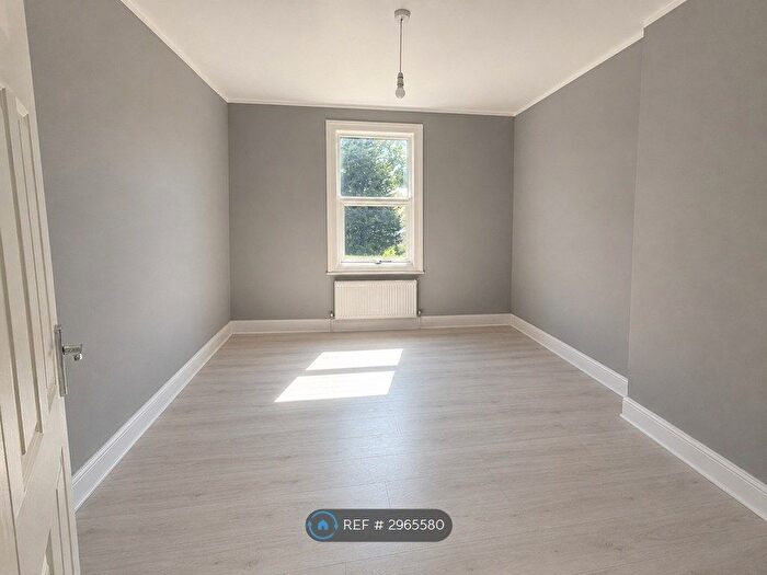 Studio To Rent In Station Road, London, NW4