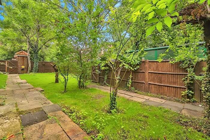 2 Bedroom Flat To Rent In Courtlands, Maidenhead, SL6