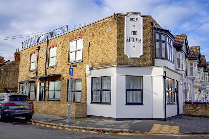 2 Bedroom Flat For Sale In The Saltings, Pall Mall, Leigh-On-Sea, SS9