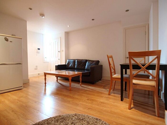 2 Bedroom Flat To Rent In Fortis Green, East Finchley, London, N2