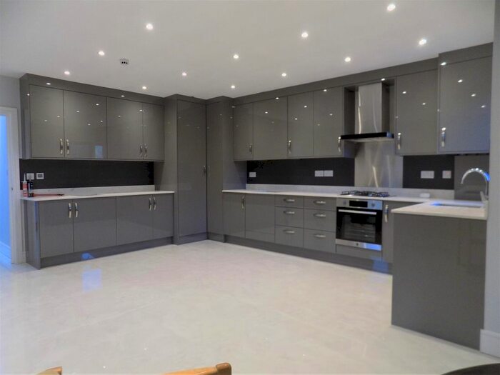5 Bedroom Flat To Rent In Furzehill Road, Borehamwood, WD6