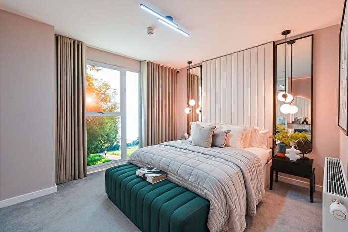 2 Bedroom Flat For Sale In Park Quarter, Barnet, EN4