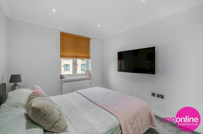 2 Bedroom Flat For Sale In London Road, Bushey, Hertfordshire, WD23