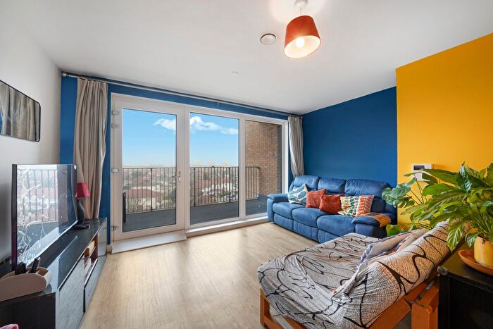 2 Bedroom Flat To Rent In Pump Lane, Hayes, UB3