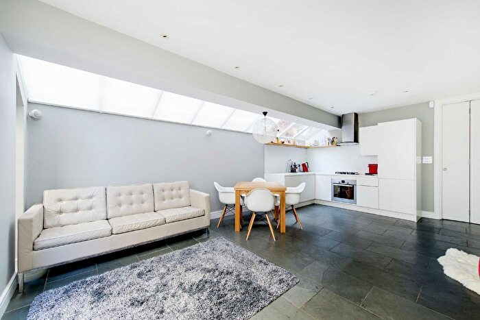 2 Bedroom Flat For Sale In Stephendale Road, Fulham, London, SW6