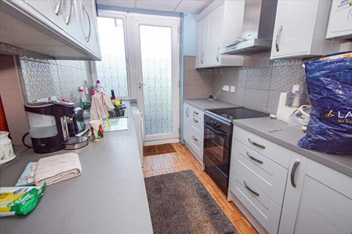 3 Bedroom End Of Terrace House For Sale In Long Furlong Drive, Slough, SL2