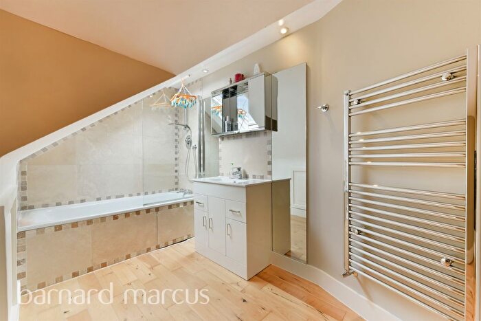 2 Bedroom Flat For Sale In Mitcham Road, London, SW17