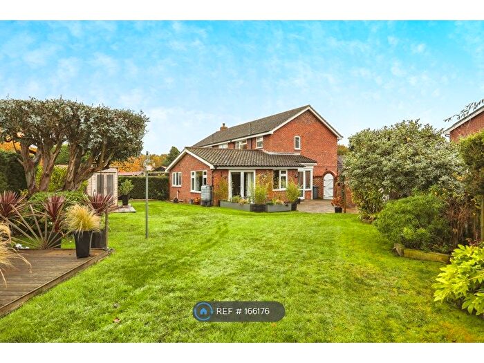 3 Bedroom Semi-Detached House To Rent In Stanhope Close, Snape, IP17