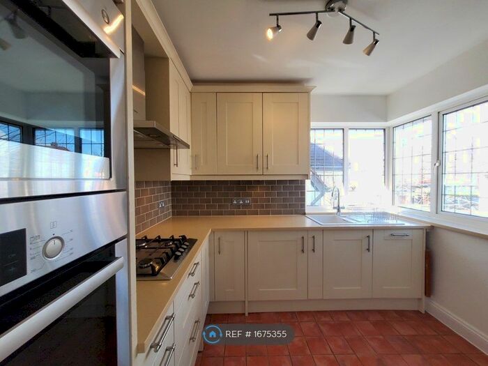 2 Bedroom Flat To Rent In First Floor, London, NW11