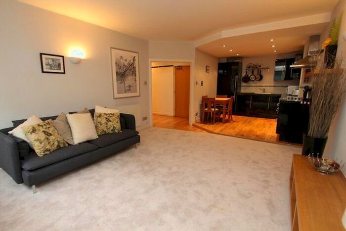 2 Bedroom Flat To Rent In South Parade, Leeds, LS1