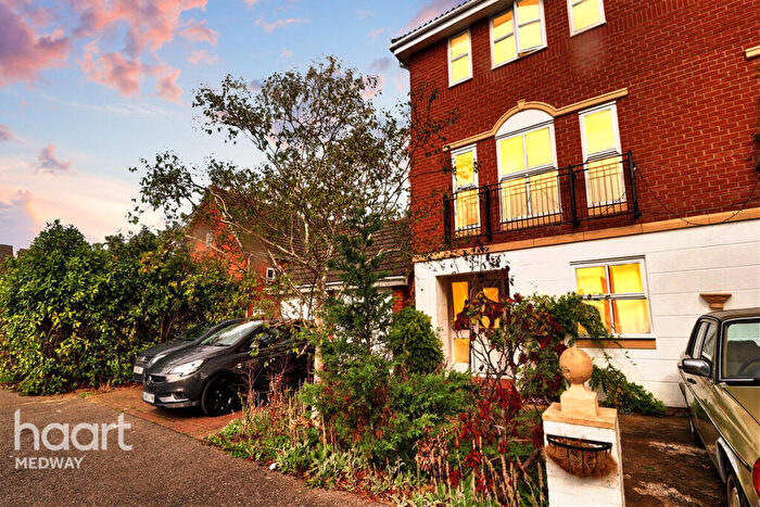 4 Bedroom Semi-Detached House For Sale In Bradfords Close, Chatham, ME4