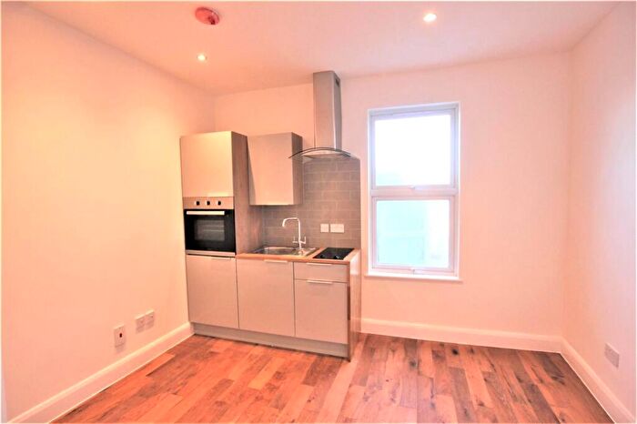 Apartment To Rent In Green Lanes, London, N8