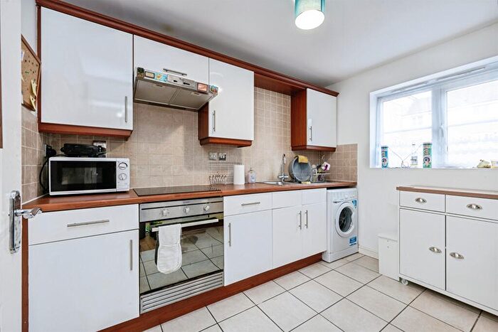 1 Bedroom Apartment For Sale In Crowe Road, Bedford, MK40