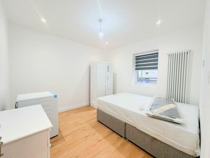 3 Bedroom Flat To Rent In Millers Terrace, Hackney, E8
