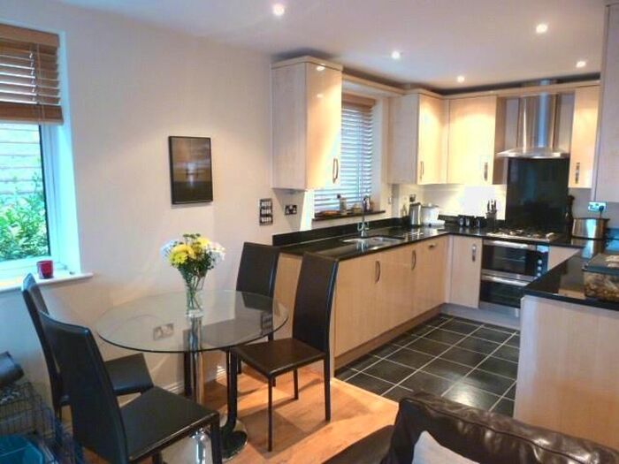 1 Bedroom Flat To Rent In The Crescent, Maidenhead, SL6