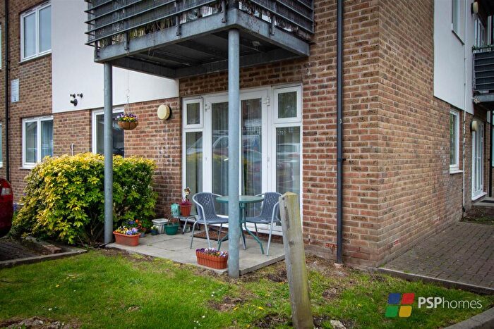 2 Bedroom Flat To Rent In Harlands Road, Haywards Heath, RH16