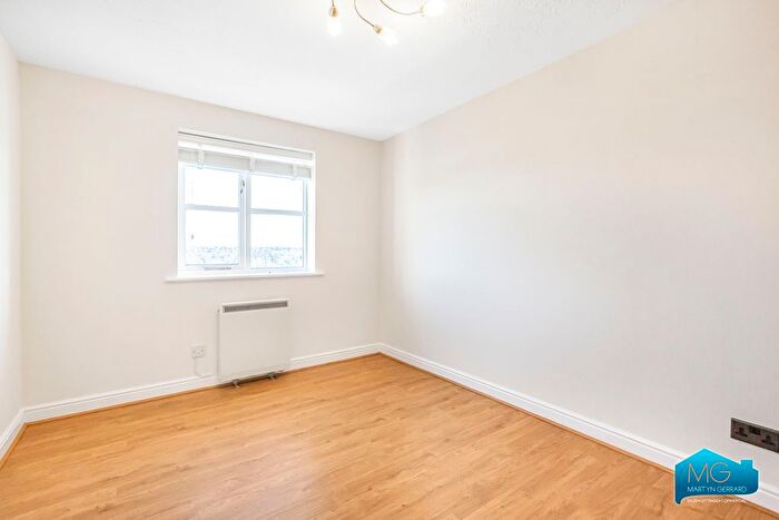 2 Bedroom Flat To Rent In Clarence Close, New Barnet, Hertfordshire, EN4