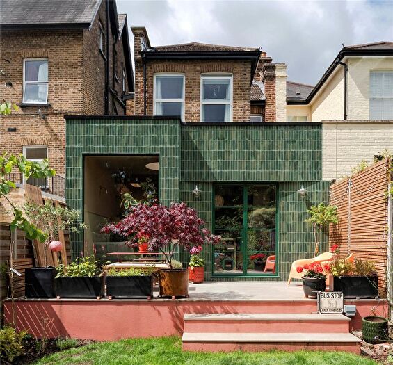 3 Bedroom Semi-Detached House For Sale In Tetherdown, London, N10