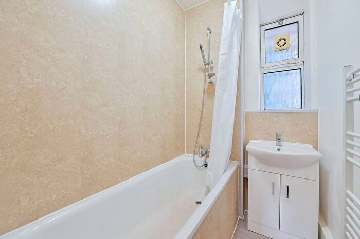 2 Bedroom Flat To Rent In Barlow Street, Elephant And Castle, London, SE17