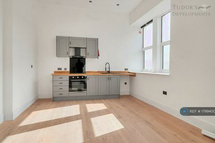 2 Bedroom Flat To Rent In Tudor House, Brighouse, HD6
