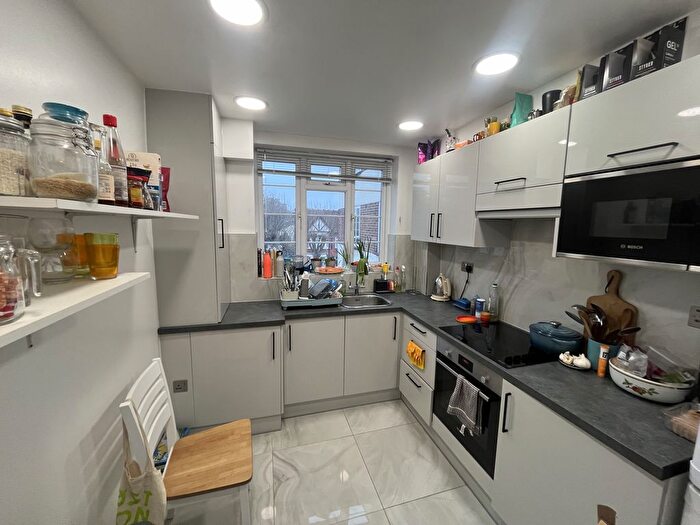 3 Bedroom Flat To Rent In Upper Clapton Road, London, E5
