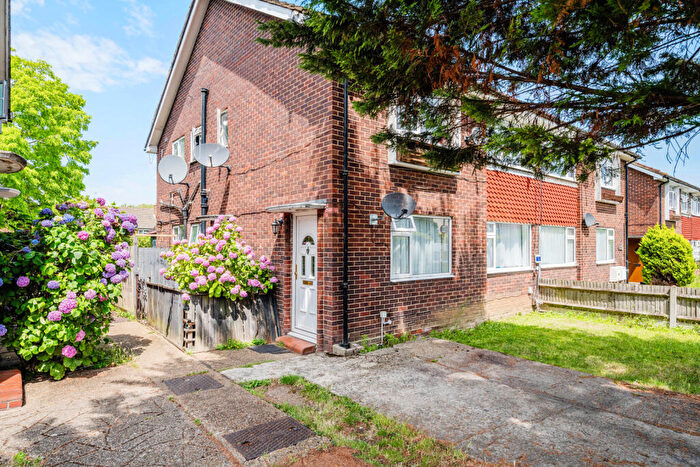 2 Bedroom Maisonette For Sale In Central Road, Morden, SM4