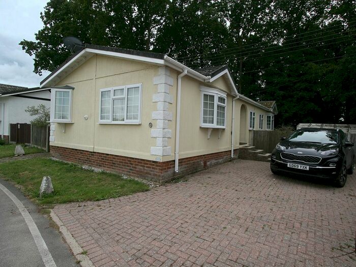 2 Bedroom Mobile/park Home For Sale In Woodlands Park, Biddenden, TN27