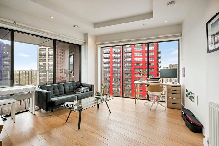 1 Bedroom Flat For Sale In Modena House, Lyell Street, E14