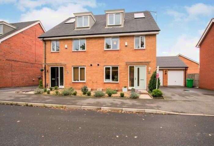 3 Bedroom House To Rent In Horwood Drive, Wilford, NG11