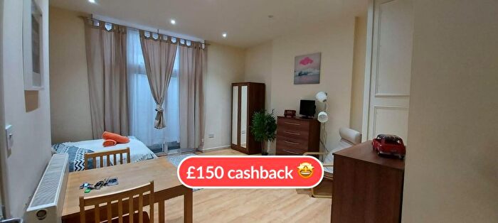 Studio To Rent In Brondesbury Park, London, NW6