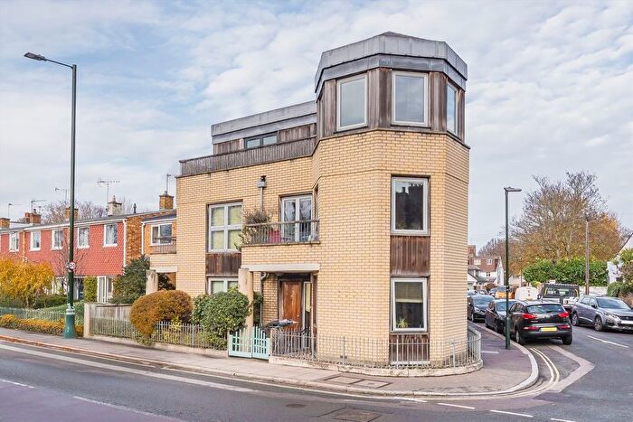 2 Bedroom Flat To Rent In Hampton Road, Hampton Hill, TW12