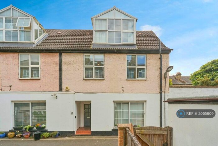 2 Bedroom Flat To Rent In Coval Passage, London, SW14