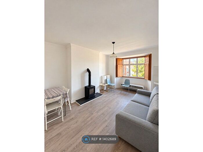 2 Bedroom Flat To Rent In Colney Hatch Lane, London, N10