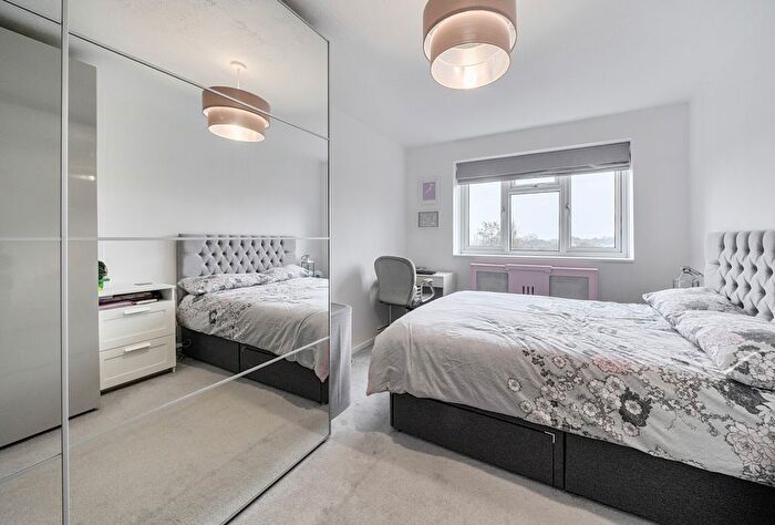 3 Bedroom Flat For Sale In Chobham Gardens, London, SW19