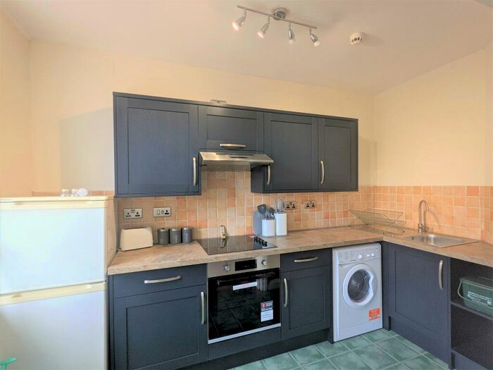 2 Bedroom Flat To Rent In Royal Buildings, Victoria Road, Penarth, CF64