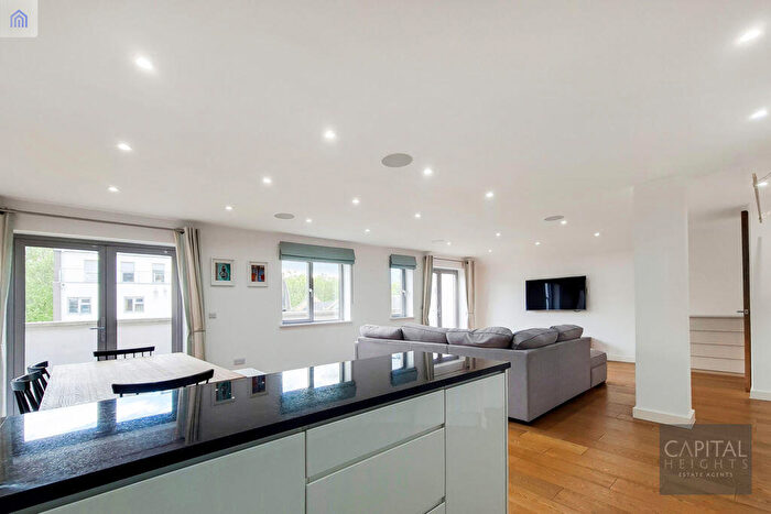 3 Bedroom Apartment To Rent In Oasis Court, Mile End Road, London, E1