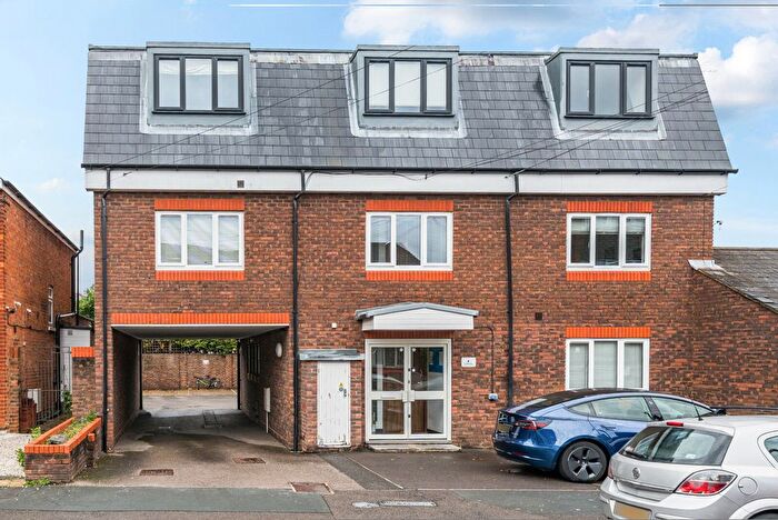1 Bedroom Flat To Rent In Chapel Grove, Addlestone, Surrey, KT15