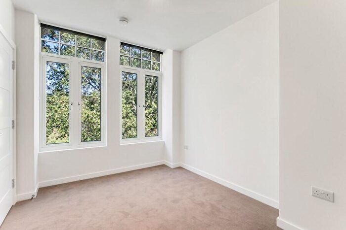 1 Bedroom Flat To Rent In Parkview House, Green Lanes, N8