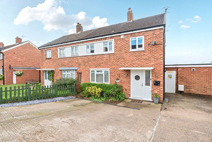 3 Bedroom Semi Detached House For Sale In Finches Rise, Guildford, GU1