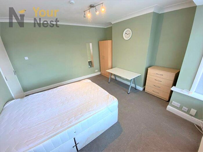 4 Bedroom Semi Detached House To Rent In Mayville Road, Hyde Park, Leeds, LS6