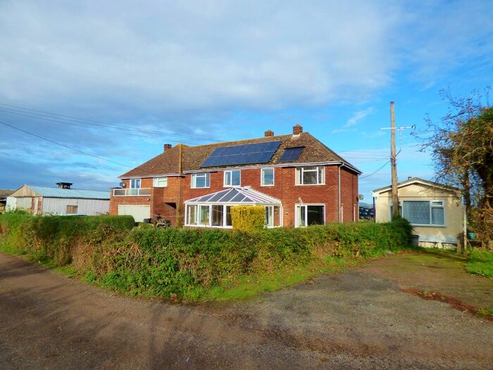 3 Bedroom Farmhouse To Rent In Courtwick Lane, Wick, Littlehampton BN17