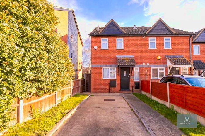 2 Bedroom End Of Terrace House To Rent In Covert Road, Ilford IG6