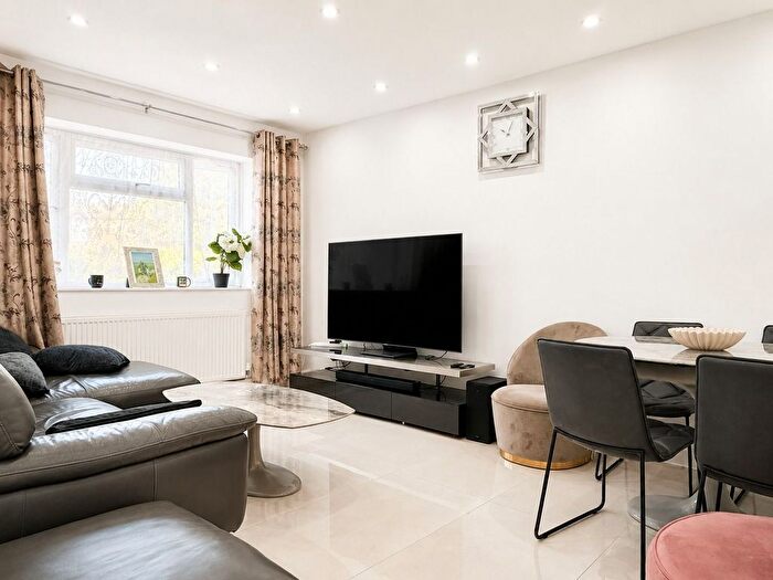 1 Bedroom Flat To Rent In Rokeby House, Lochinvar Street, London, SW12