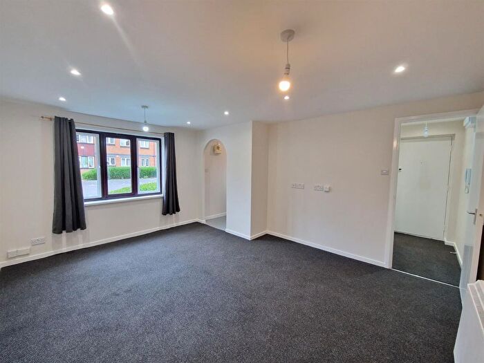 1 Bedroom Flat To Rent In Swaythling Close, London, N18