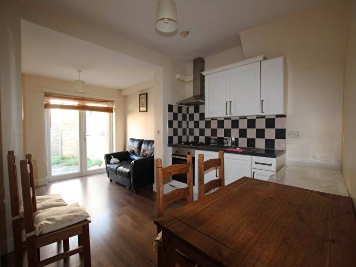 2 Bedroom Flat To Rent In East Avenue, Hayes, Middlesex, UB3