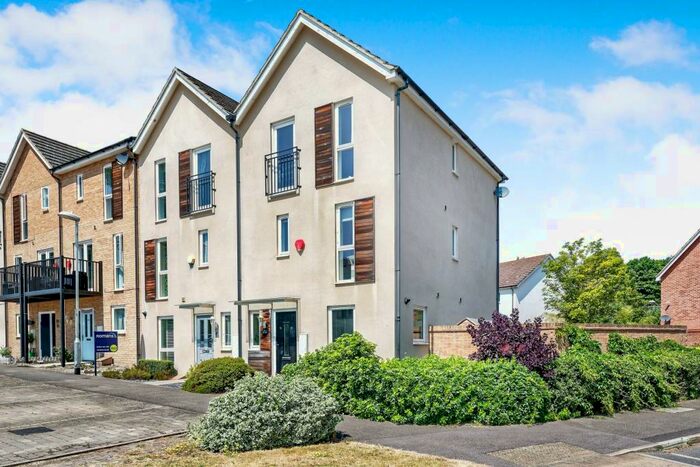 3 Bedroom End Of Terrace House To Rent In Austin Way, The Parks, RG12