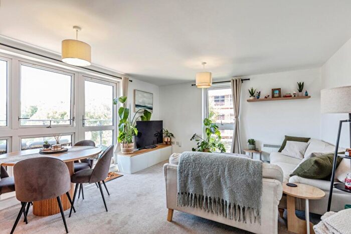 2 Bedroom Flat For Sale In Paxton Drive, Bristol, BS3